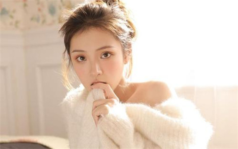 刚加上的女孩该如何聊，才能让她不那样霸气冷酷？