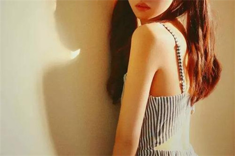 女孩想被牵手的暗示，想叫你牵手的女孩都有这类小动作
