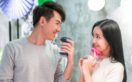 判断他们是否喜欢你，男女对视一个眼神就懂