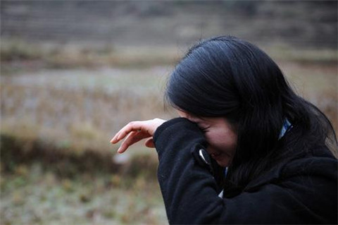 而稳定女生情绪,最好的方法就是用一些能感动她的话,表达你对她的关心