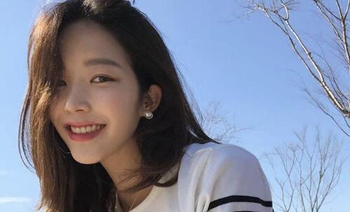 对视先移开双眼的女孩是反感我还是喜欢我？