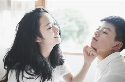 怎么样发信息撩回前女友？几句帮你挽回前女友的话