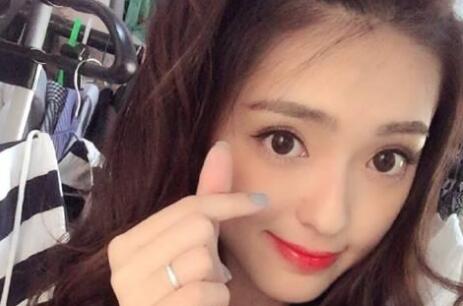 聊天女孩回复比心的意思是？是喜欢还是拒绝
