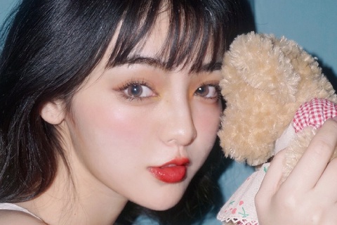 女孩慢慢同意你的表现，女孩暗示你追她的表现