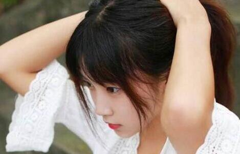 发现女友和其他人暧昧如何解决？应该挽回还是舍弃