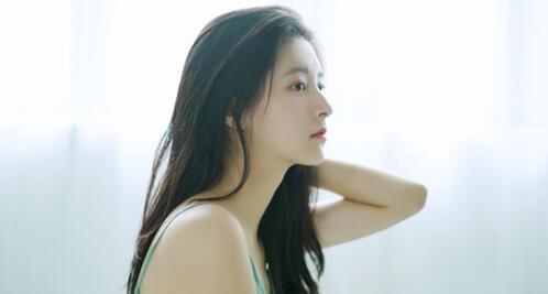 内向女孩喜欢男孩的表现及行为，对照她是不是喜欢你