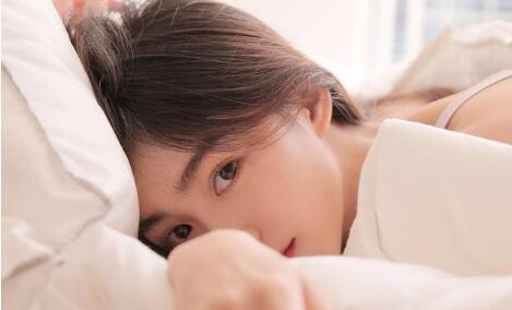 给女友讲笑话逗她快乐的故事，让她立马笑出声