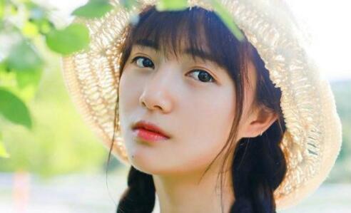 女孩单纯不成熟的表现，你喜欢如此的女孩么