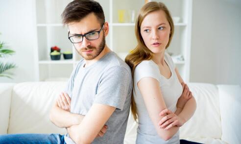 夫妻没感情了却拖着不离婚对哪个有利？