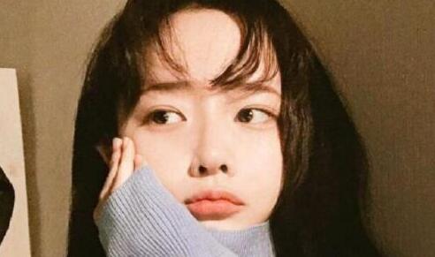 女孩说自己丑如何回答高情商？要不漏痕迹夸赞她