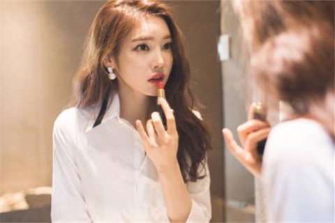 如何和刚加微信的女孩聊天？首次加了女孩微信该怎么样聊天？