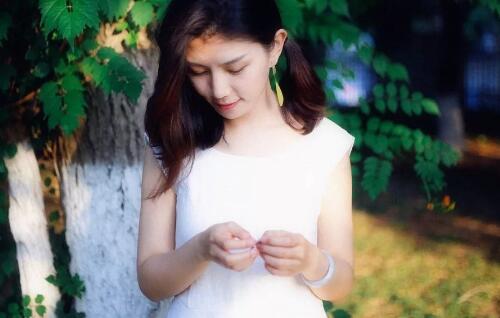 女孩拒绝你的邀约还和你聊天积极的意思是？