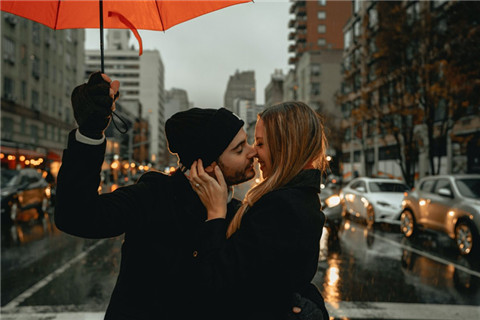 女友为何常常要抱抱？抱抱有什么好处？