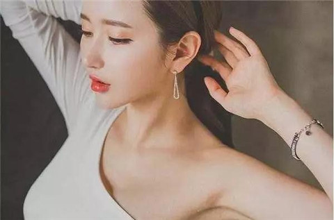 女孩说有点尴尬的意思是？如何回复？