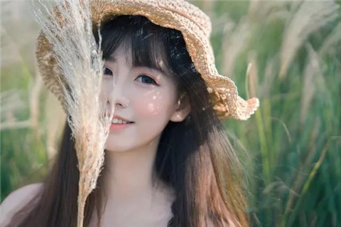 女孩会由于什么爱上一个男孩？