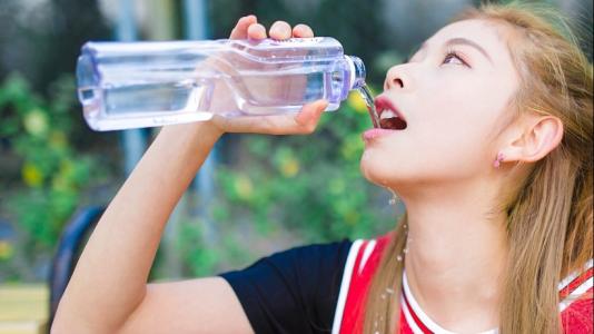 女生主动问你年龄如何回她最好？
