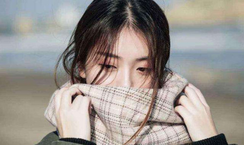 女孩对你犯花痴会有哪些表现？
