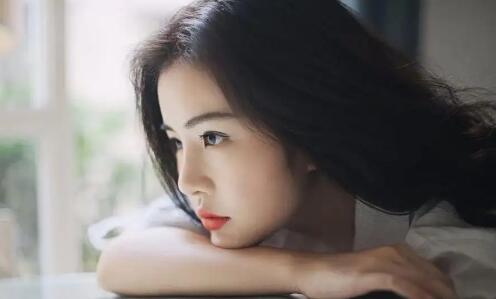 当一个女孩喜欢一个男孩的表现是什么？