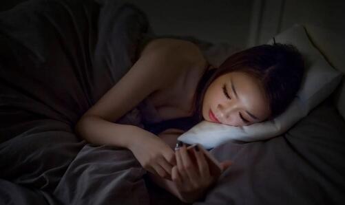 女孩说失眠了如何回复她？隔空暧昧再趁机邀约