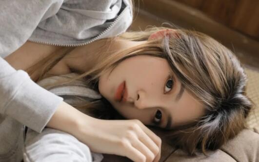 如何试探女孩爱不爱你？开三个玩笑就一目了然了