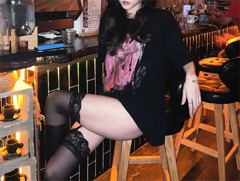 成都夜未眠，一场由黑丝美腿引发的连环转场